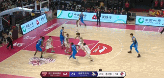张大宇生生摁下小斯的上篮！.gif