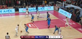 吴前持球后撤步三分命中.gif