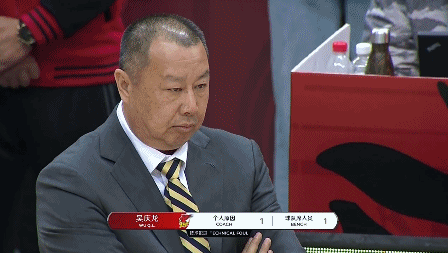 吴庆龙吃到技术犯规.gif