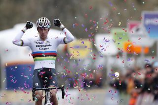 Mathieu van der Poel（Corendon-Circus）赢得了DVV Trofee的2019 Flandriencross回合