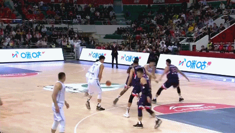 周琦空接暴扣.gif