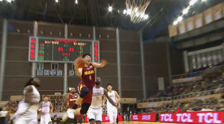 法里德身后大帽.gif