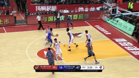 福特森突破1挑3强打内线得分尽展身体素质.gif