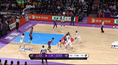 郭艾伦低手助攻李晓旭轻松放篮.gif