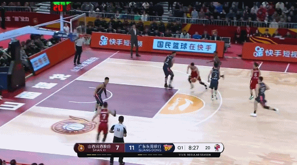 郭晓鹏快速反击遭易建联追身大帽.gif