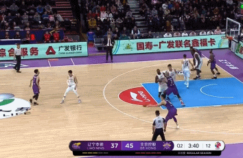 桑尼篮下接孙悦突分妙传小抛投取分.gif