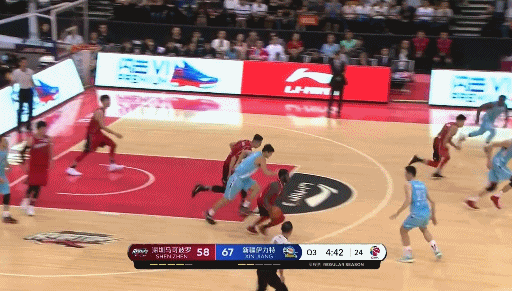 强行阻挡快攻 阿不都沙拉木被判罚违体.gif