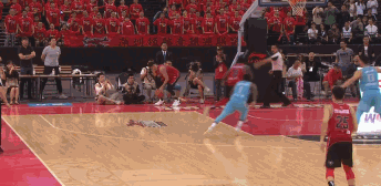 顾全炮弹长传！前场沈梓捷空接完成绝杀.gif