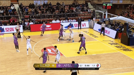 张庆鹏超远三分取山东首分.gif