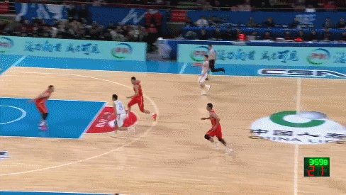 汉密尔顿顺下暴扣.gif