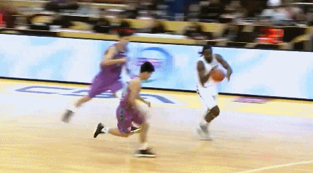法里德反击单手暴扣.gif