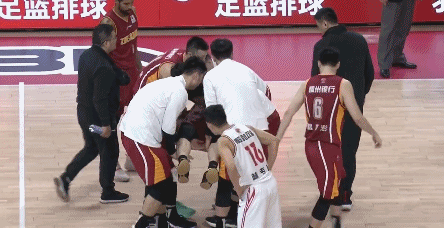 王奕博被队友抬下.gif