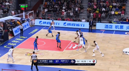 马尚不看人送助攻曾繁日心领神会双手暴扣.gif