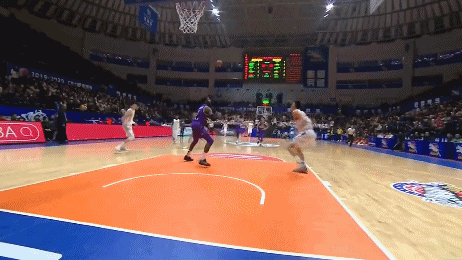 新疆反击周琦单手暴扣.gif