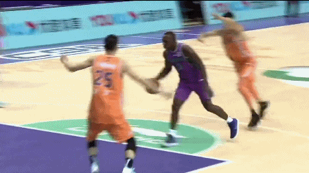 哈德森分球贾诚底角压哨三分打进.gif