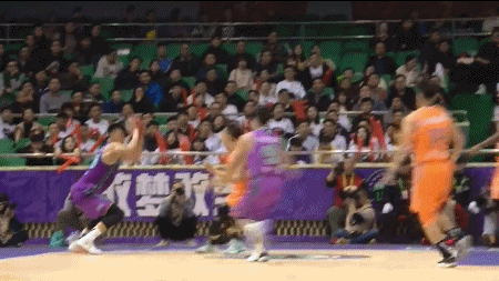 王汝恒首节压哨三分.gif