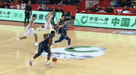 雅布塞莱跟进起飞空接吃饼.gif