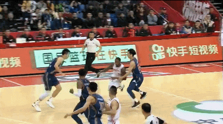 亚当斯被犯规之后，自己把球砸到了宋建骅身上.gif