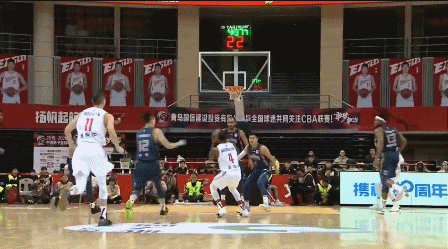 亚当斯追身三分.gif