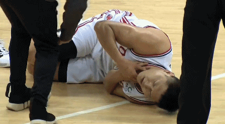 王庆明倒地(3).gif