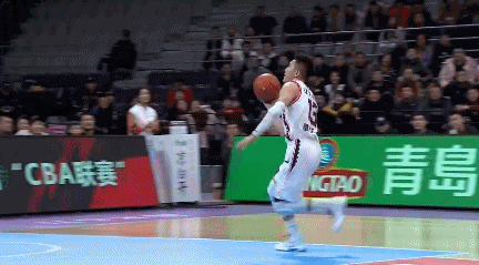 郭艾伦反击单手扣篮.gif