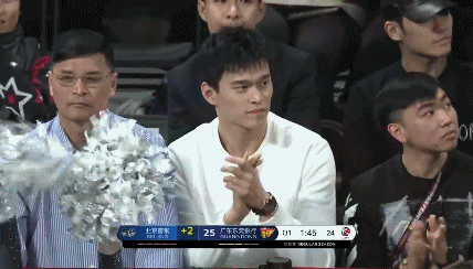 孙杨现场观战.gif