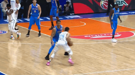 西热不讲理压哨三分.gif