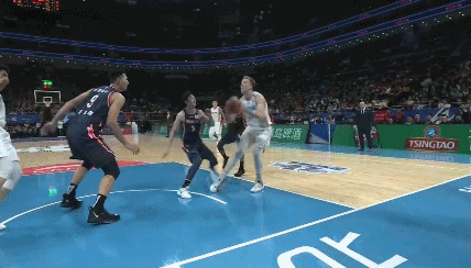 汉密尔顿双手暴扣被易建联摁帽.gif