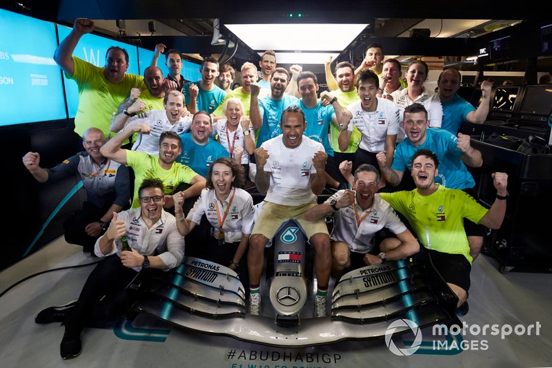 Lewis Hamilton, Mercedes AMG F1, 1st position, celebrates with his team