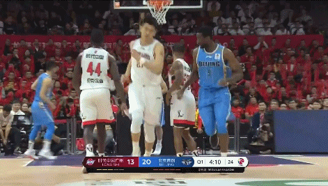 朱西把球发方硕脸上.gif
