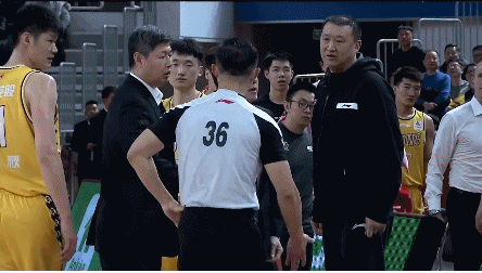 李春江指导吃技术犯规.gif