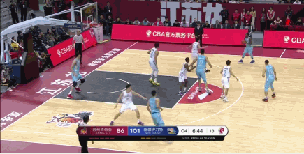 周琦空接暴扣.gif