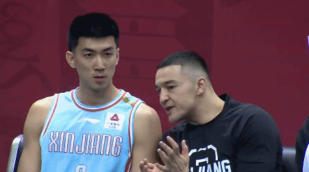 西热场边教导年轻队员.gif