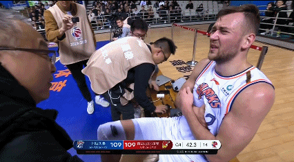 莫泰被撞场边治疗.gif