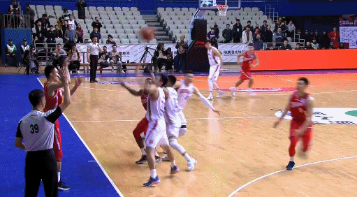 麦卡勒姆抢断 赵泰隆违体犯规.gif