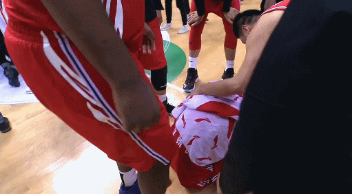 赵泰隆赛后十分难过.gif