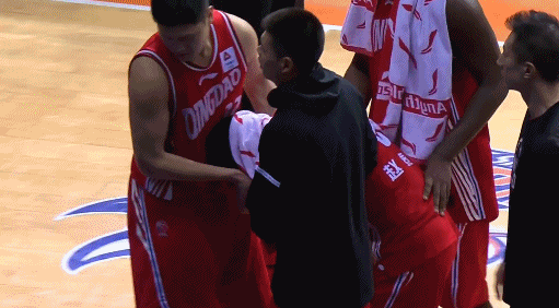 赵泰隆被队友搀扶下场.gif