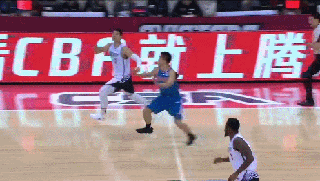 马丁CBA首分 双手暴扣.gif