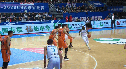 劳森强突篮下拉杆送妙传  小斯心领神会单手劈扣打停上海.gif