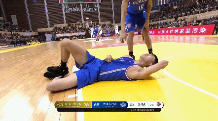 孟子凯被杰克逊顶倒在地不起.gif