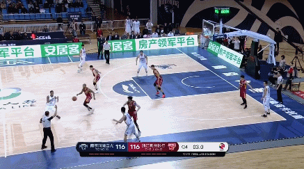 约瑟夫杨超远压哨三分赢得比赛.gif