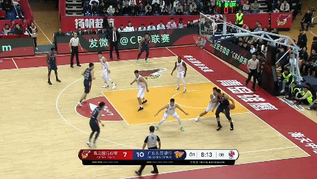 焦海龙迎面大帽易建联.gif
