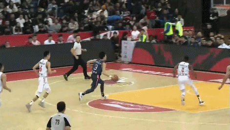 易建联空接扣篮不中.gif