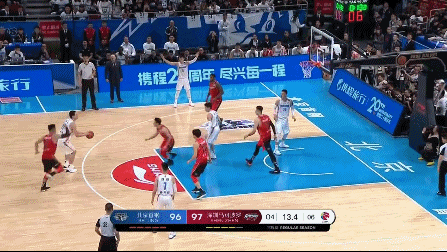 朱彦西3分反超比分.gif