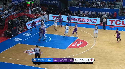 王哲林大帽汤普森.gif
