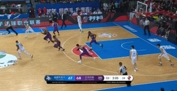 孙悦快下反击接球上篮打成2+1.gif