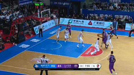 福格将球传到老马手里.gif