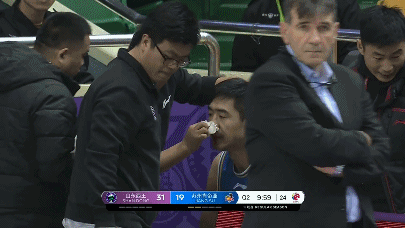 柳伟鼻子出血.gif
