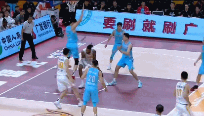 周琦违体犯规.gif