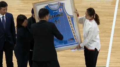 将退役球衣颁发给家属.gif